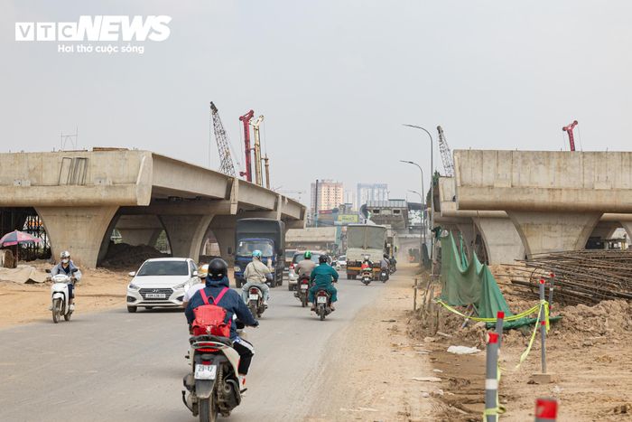 Tại nút giao Quốc lộ 6 - Vành đai 4, công trình còn vướng hệ thống hạ tầng kỹ thuật và một hộ dân chưa bàn giao mặt bằng. Bên cạnh đó, tình trạng thiếu nhân công và vật liệu, nhất là cấp phối đá dăm loại 1, loại 2, cũng gây khó khăn cho quá trình thi công. Nguồn cung từ các mỏ đá khu vực Hòa Bình cũ, nay thuộc tỉnh Phú Thọ, hạn chế do sản lượng khai thác hằng năm gần đạt mức tối đa.