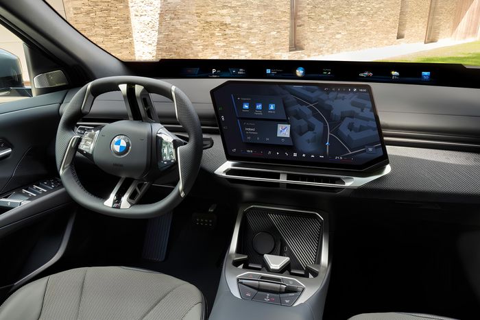 BMW iX4 có khoang nội thất thiết kế tối giản.