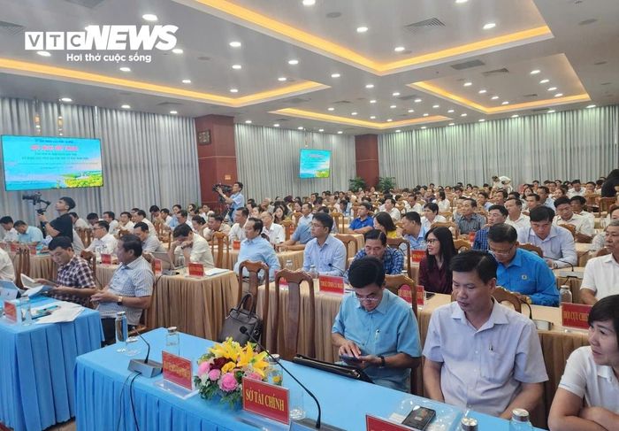 Hội nghị đối thoại là dịp để nông dân Cà Mau phản ánh những khó khăn trong sản xuất, tiêu thụ nông sản và đề xuất giải pháp phát triển kinh tế nông thôn.