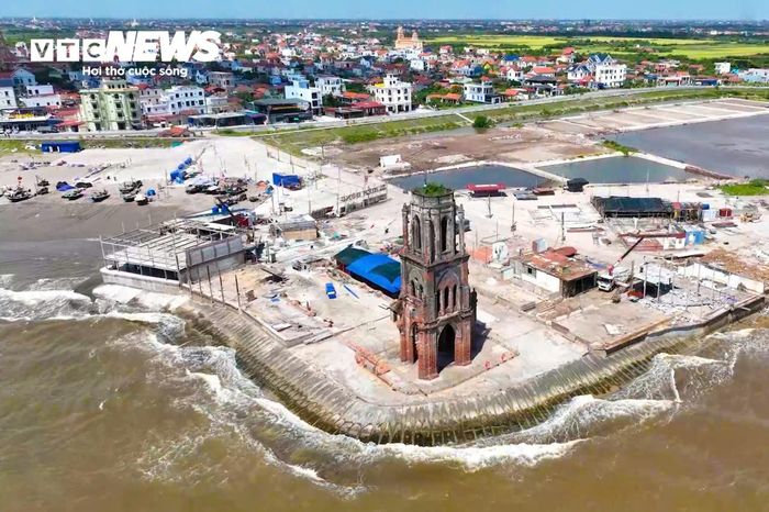 Nhiều công trình kinh doanh, dịch vụ xung quanh nhà thờ đổ Hải Lý đang được tháo dỡ, di chuyển để phục vụ quy hoạch, chỉnh trang điểm du lịch.