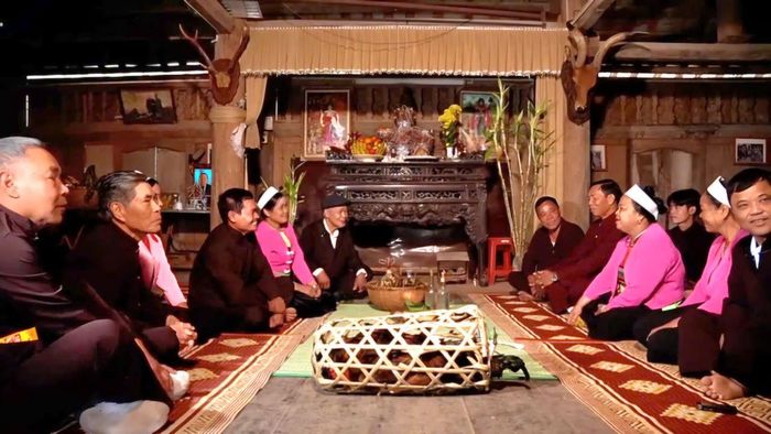 Nghi thức dạm ngõ, mở lời (Lóng xiếng) trong đám cưới truyền thống của người Mường không chỉ thể hiện sự tôn trọng giữa hai gia đình mà còn lưu giữ những chuẩn mực ứng xử tốt đẹp.
