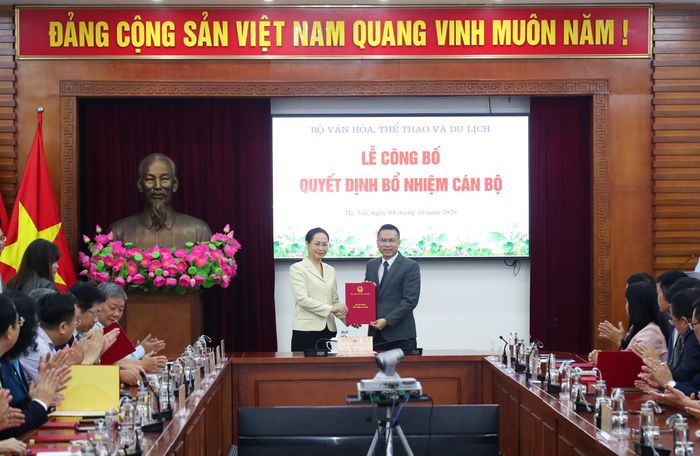 Bộ trưởng Lâm Thị Phương Thanh trao quyết định bổ nhiệm ông Phạm Anh Tuấn giữ chức Phó Cục trưởng Cục Văn hóa - Thông tin cơ sở và Gia đình.