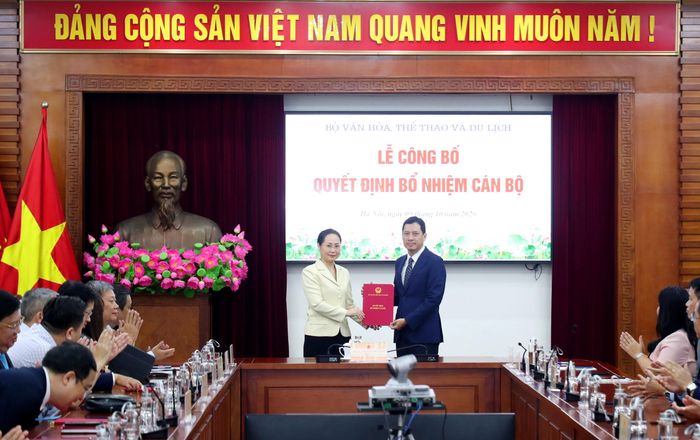 Bộ trưởng Lâm Thị Phương Thanh trao quyết định bổ nhiệm ông Lê Quang Tự Do giữ chức Cục trưởng Cục Báo chí.