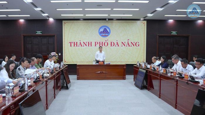 Chủ tịch UBND TP Đà Nẵng Nguyễn Mạnh Hùng chủ trì phiên họp đánh giá tình hình kinh tế - xã hội 9 tháng đầu năm. (Ảnh: Đ.N)