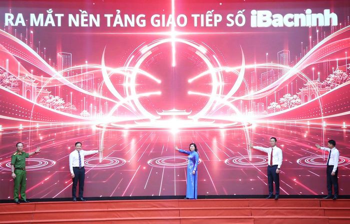Lãnh đạo UBND và các sở ngành của Bắc Ninh thực hiện nghi thức ra mắt nền tảng giao tiếp iBacninh.