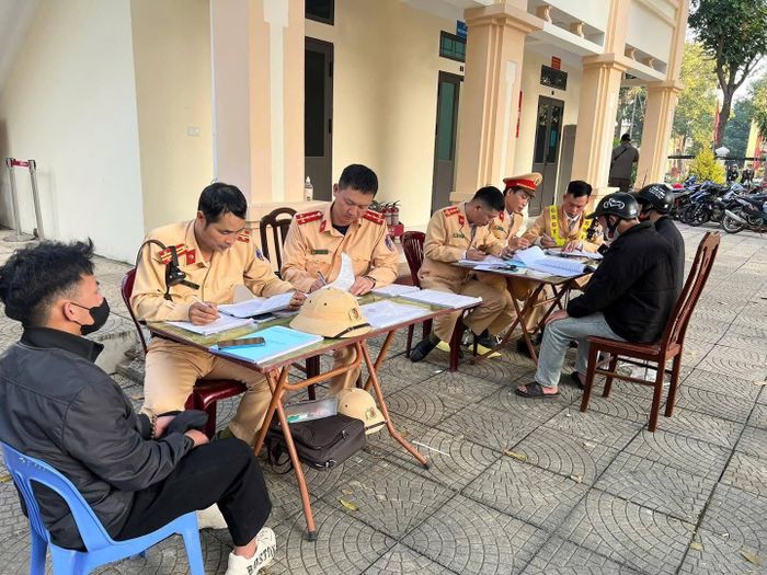 Lực lượng chức năng xử lý các vi phạm giao thông.