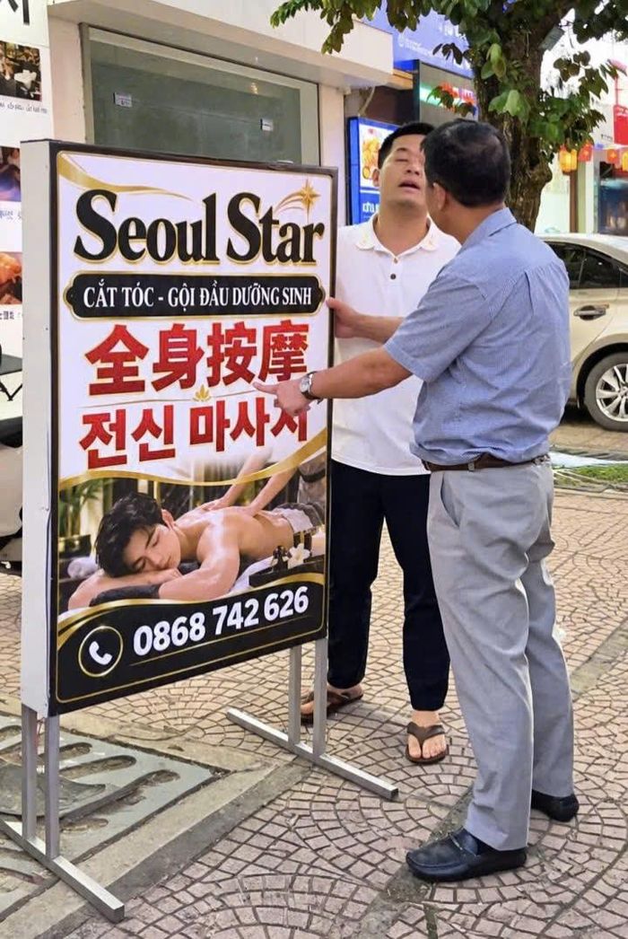 Cán bộ phường Võ Cường, thành phố Bắc Ninh nhắc nhở các hộ kinh doanh có biển hiệu vi phạm.