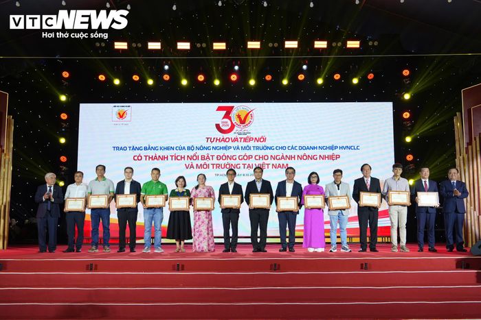 Trong khuôn khổ lễ hội, 46 doanh nghiệp được trao bằng khen từ các cơ quan Trung ương và TP.HCM, ghi nhận thành tích trong sản xuất, kinh doanh, xây dựng thương hiệu, ứng dụng khoa học công nghệ, đổi mới sáng tạo và phát triển bền vững. Đây là sự ghi nhận những đóng góp của cộng đồng doanh nghiệp trong hành trình 30 năm phát triển hàng Việt.