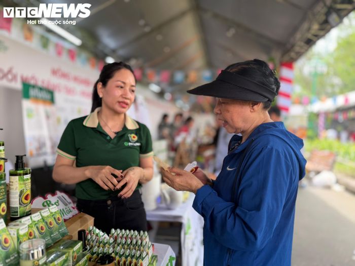 Nhiều gian hàng phải bổ sung sản phẩm mang đến mới đáp ứng đủ nhu cầu mua sắm của người dân.