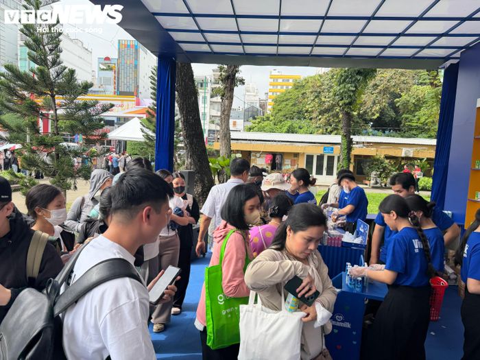 Bà Vũ Kim Anh, Phó Giám đốc Trung tâm Nghiên cứu kinh doanh và hỗ trợ doanh nghiệp (BSA), cho biết lễ kỷ niệm 30 năm Hàng Việt Nam chất lượng cao ghi dấu chặng đường phát triển bền bỉ của cộng đồng doanh nghiệp Việt, trong đó có 29 doanh nghiệp gắn bó trọn vẹn suốt 3 thập kỷ.