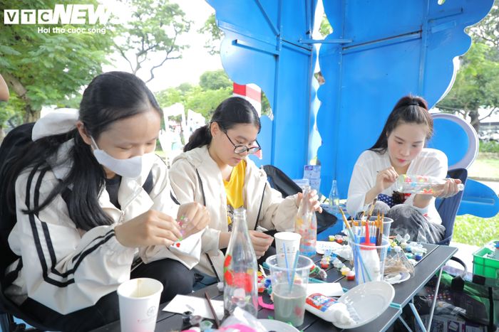  Ngoài hoạt động trải nghiệm và mua sắm, trong 4 ngày diễn ra, lễ hội còn có nhiều chương trình như các cuộc giao lưu về thị trường, giao lưu thế hệ lãnh đạo trẻ; triển lãm tranh và các workshop hướng dẫn làm nến, xà bông, hoa đất sét, vẽ tranh...