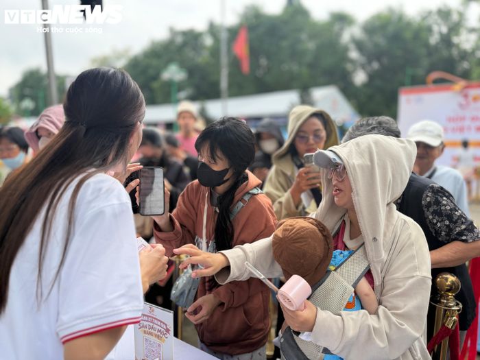  Hàng loạt thương hiệu hàng Việt Nam chất lượng cao áp dụng nhiều chính sách khuyến mãi, giảm giá đã thu hút đông đảo người dân TP.HCM đến trải nghiệm, mua sắm.