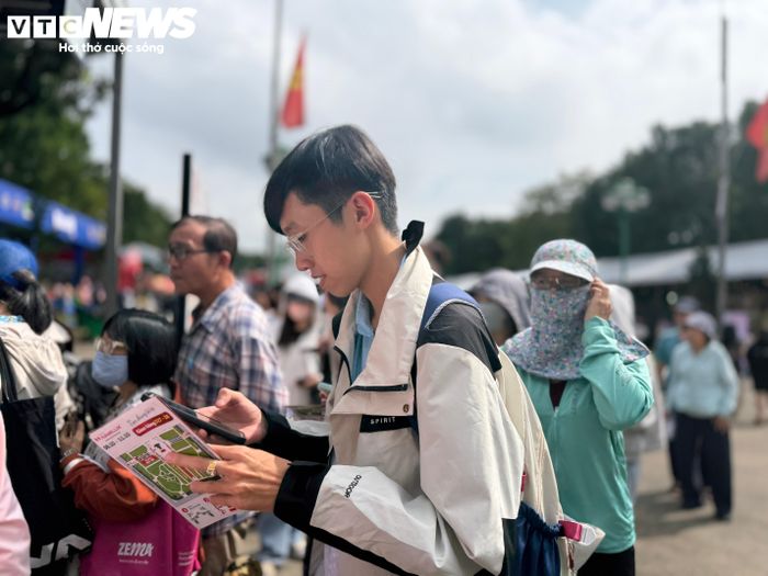 Phạm Kim Hùng Mạnh, sinh viên năm nhất Trường Đại học Văn Lang cho biết: “Mình biết đến chương trình qua hoạt động quảng bá của nhà trường và khi đến đây thì rất ấn tượng với quy mô sự kiện, nhiều khu vực trải nghiệm và các sản phẩm mới lạ. Mình muốn khám phá các gian hàng để tìm hiểu thêm về sản phẩm và tích lũy kiến thức thực tế”.