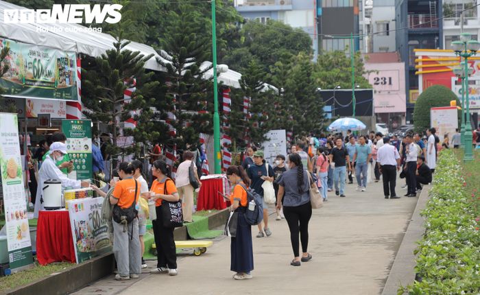 Bà Vũ Kim Hạnh, Chủ tịch Hiệp hội Doanh nghiệp Hàng Việt Nam chất lượng cao, cho biết suốt 30 năm qua, chương trình luôn kiên trì lấy chất lượng sản phẩm làm nền tảng để xây dựng niềm tin với người tiêu dùng. Danh hiệu Hàng Việt Nam chất lượng cao được xác lập dựa trên kết quả khảo sát người tiêu dùng hằng năm, nhằm bảo đảm tính khoa học, khách quan.