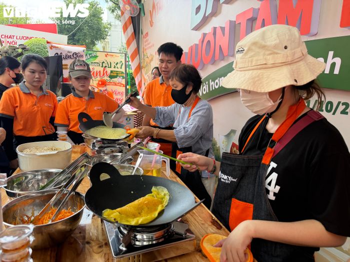 Khách tham quan được xem và thưởng thức bánh xèo ngay tại gian hàng.
