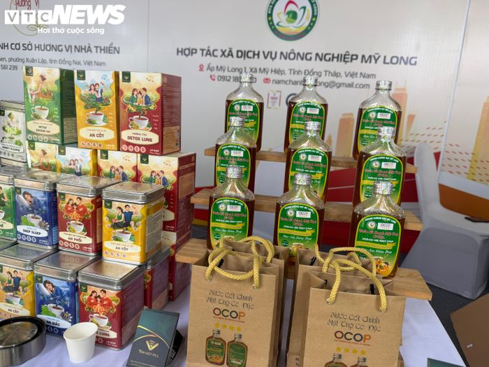  Gần 150 doanh nghiệp với hơn 200 gian hàng cùng hàng nghìn sản phẩm từ thực phẩm, quần áo thời trang, hàng tiêu dùng... với giá giảm bất ngờ thu hút nhiều sự quan tâm của người dân.
