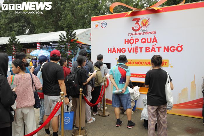 Lễ hội còn có nhiều hoạt động dành cho giới trẻ và các gia đình như workshop thủ công, trò chơi tương tác, cuộc thi viết “Hàng Việt trong mắt người trẻ” và cuộc thi ảnh “Mỗi bức ảnh - Một câu chuyện Hàng Việt Nam chất lượng cao”. Đáng chú ý, chương trình “Hộp quà hàng Việt bất ngờ” thu hút đông đảo người dân tham gia.