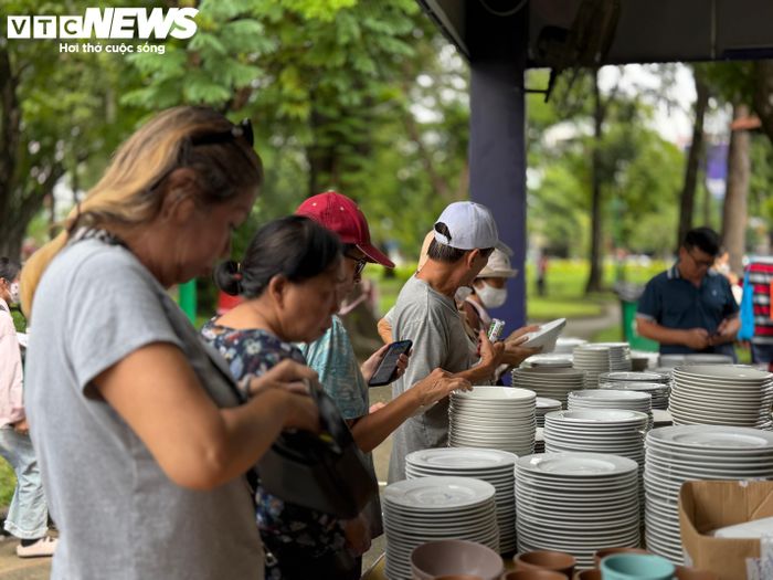 Nhân dịp kỷ niệm 30 năm, nhiều thương hiệu triển khai các chương trình đồng giá, giảm giá, tạo cơ hội để người tiêu dùng tiếp cận sản phẩm với mức giá ưu đãi. Không chỉ là không gian mua sắm, sự kiện còn là dịp để doanh nghiệp quảng bá sản phẩm, củng cố niềm tin của người tiêu dùng, đồng thời lan tỏa niềm tự hào và tình yêu dành cho hàng Việt.