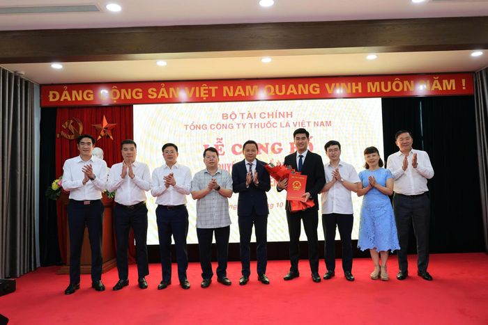 Buổi lễ có sự tham dự của đại diện Bộ Tài chính, lãnh đạo Vinataba và đại diện các đơn vị thành viên.