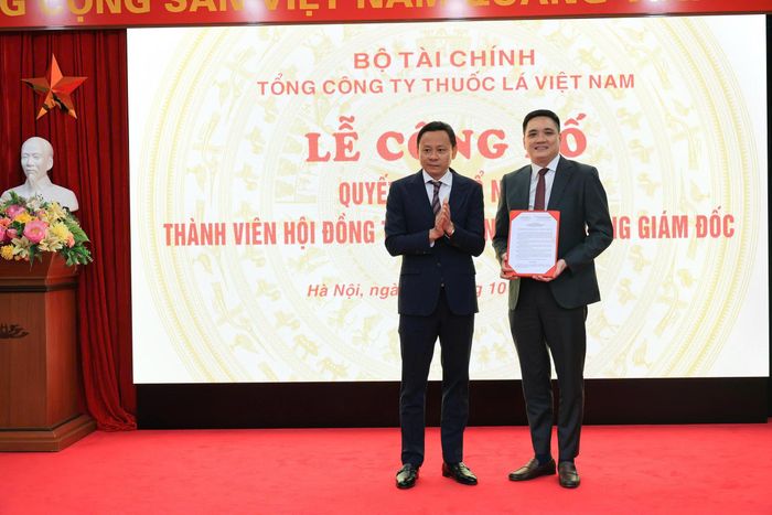 Ông Hồ Lê Nghĩa - Bí thư Đảng ủy, Chủ tịch Hội đồng thành viên Tổng công ty trao quyết định cho ông Hoàng Anh Tuấn