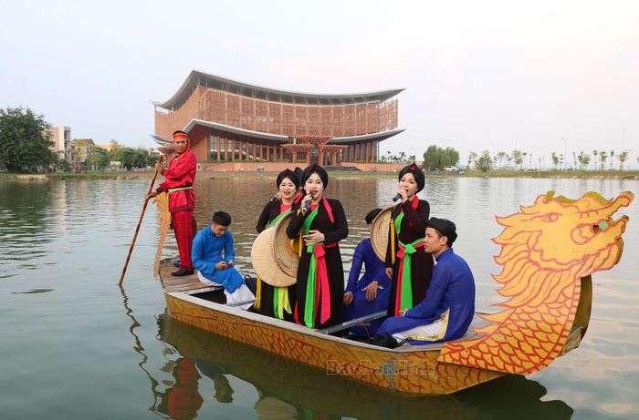 Các liền anh, liền chị biểu diễn Dân ca Quan họ trên thuyền. (Ảnh: Báo Bắc Ninh)