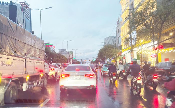 Người dân di chuyển chậm tại nhiều nút giao ở Cần Thơ vào chiều 8/10. (Ảnh: Duy Khang).