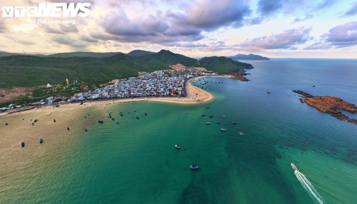 Theo báo cáo, trong 9 tháng đầu năm, sản lượng nuôi trồng thủy sản toàn tỉnh Gia Lai đạt 15.255 tấn (tăng 2,1% so với cùng kỳ), và những mô hình công nghệ cao như lồng HDPE đóng góp vai trò then chốt trong đà tăng trưởng này. Sự kết hợp giữa công nghệ nuôi hiện đại và dịch vụ du lịch xanh hứa hẹn nâng cao gấp nhiều lần giá trị hạt ngọc của biển, giúp ngư dân Gia Lai không chỉ làm giàu bền vững mà còn gìn giữ, phát triển tiềm năng kinh tế biển của quê hương. 