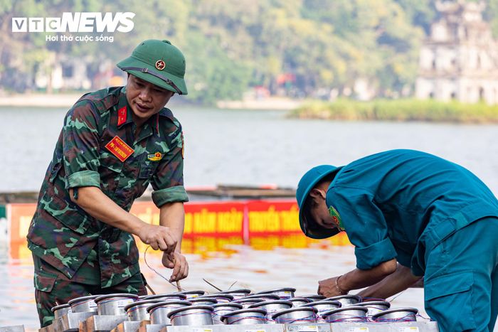 Lực lượng tham gia chuẩn bị gồm cán bộ, chiến sĩ Bộ Tư lệnh Thủ đô Hà Nội phối hợp với Nhà máy Z121.