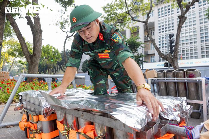 Sau khi các hạng mục được lắp đặt, lực lượng làm nhiệm vụ tiếp tục kiểm tra tổng thể trận địa, rà soát các điều kiện kỹ thuật và an toàn trước giờ khai hỏa.