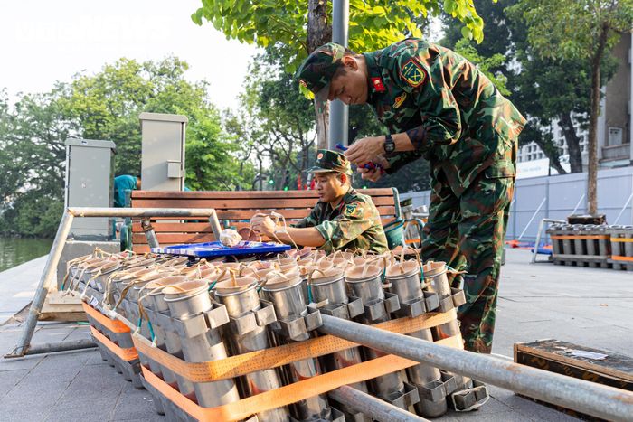 Bên cạnh điểm bắn pháo hoa tại Hồ Hoàn Kiếm, Hà Nội tổ chức thêm 2 điểm bắn tại Hồ Tây và Hồ Văn Quán. Tại trận địa số 2, khu vực phố Quảng Khánh, phường Tây Hồ, ban tổ chức bố trí 1.800 quả pháo nổ tầm cao và 475 quả pháo nổ tầm thấp. Đặc biệt, màn trình diễn tại Hồ Tây còn có 200 quả pháo nổ nước kết hợp 900 giàn hỏa thuật, tạo hiệu ứng ánh sáng trên mặt hồ. Trong khi đó, trận địa số 3 tại Hồ Văn Quán được bố trí gần 800 đơn vị pháo hoa, gồm pháo nổ tầm cao, pháo nổ tầm thấp và hỏa thuật. Việc lựa chọn các khu vực ven hồ nhằm tận dụng không gian mặt nước, tạo hiệu ứng trình diễn và tăng tính thẩm mỹ cho màn pháo hoa. Cả ba trận địa đồng loạt khai hỏa lúc 21h ngày 10/10, với thời lượng 15 phút, chào mừng 72 năm Ngày Giải phóng Thủ đô.