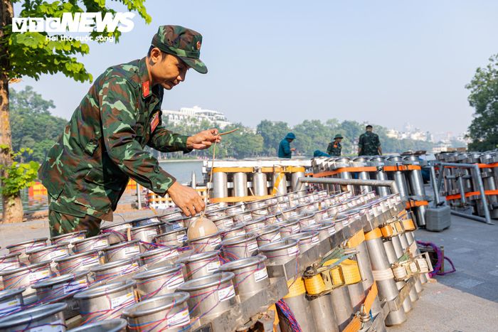Các cán bộ, chiến sĩ thực hiện việc lắp đặt đạn pháo vào ống phóng, kiểm tra hệ thống dây dẫn và các đầu nối theo phương án kỹ thuật.