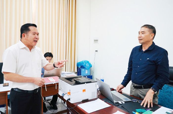 Ông Đinh Văn Nơi (trái) chỉ đạo tổ cấp giấy Chứng nhận quyền sử dụng đất trong tháng 11 phải xử lý dứt điểm hồ sơ tồn đọng. (Ảnh: Dung Hoàng)