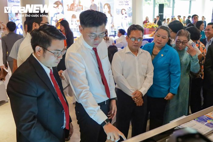 Phó Chủ tịch UBND TP.HCM Trương Minh Huy Vũ cùng các đại biểu tham quan công nghệ tại triển lãm. (Ảnh: Ngọc Duy)