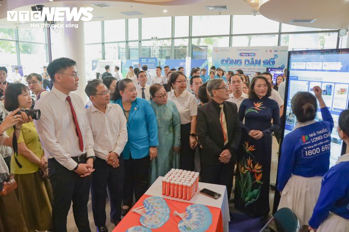 Các đại biểu tham quan gian hàng công nghệ. (Ảnh: Ngọc Duy)