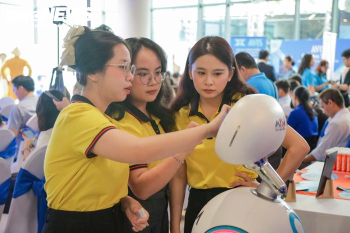 Người dân tham quan công nghệ được trưng bày tại sự kiện. (Ảnh: Ngọc Duy)