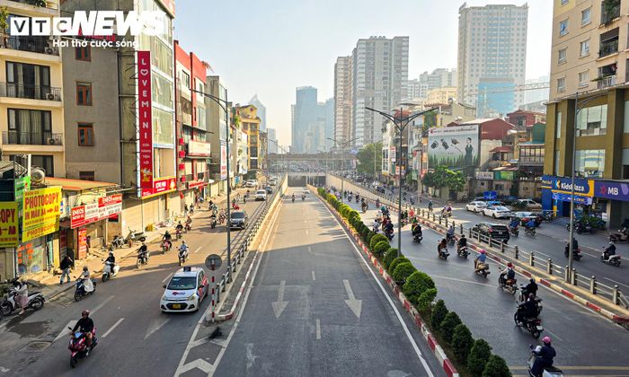 Trong khi đó, tại hầm chui Lê Văn Lương - Tố Hữu, công tác trồng cây chưa được triển khai. Theo phương án đã công bố, các chậu cây sẽ được bố trí thành từng cụm dọc mép trên thành hầm, phía dưới lan can, trên chiều dài khoảng 300m.