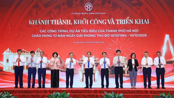 Các đại biểu bấm nút khánh thành, khởi công và triển khai các công trình, dự án tiêu biểu.
