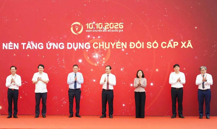 Thứ trưởng Bộ KH&CN Phạm Đức Long (giữa) và các đại biểu thực hiện nghi thức ra mắt ứng dụng Chuyển đổi số cấp xã. (Ảnh: MST)