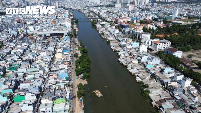 Việc di dời hơn 40.000 căn nhà ven kênh đến 2030 cũng là kỳ vọng giảm ngập, tiến tới hết ngập khi dòng chảy sông ngòi, kênh rạch được khơi thông. 