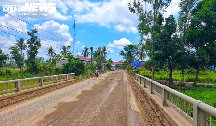 Đường tỉnh 638 qua địa bàn xã Hòa Hội bị hư hỏng nặng do phục vụ Dự án đường cất hạ cánh số 2 tại Cảng hàng không Phù Cát.