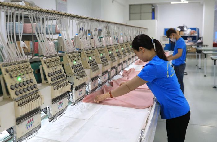 Sản xuất chăn, ga, gối, đệm tại Công ty TNHH Happiness Việt Nam (xã Thường Tín). Ảnh: Quang Thái