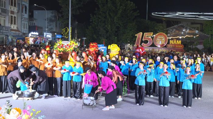 Các nghệ nhân, diễn viên tái hiện những phong tục, sinh hoạt dân gian đặc trưng trong chương trình diễu hành. Ảnh: Mai Khôi