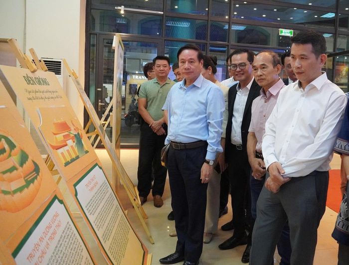 Các đại biểu tham quan không gian trưng bày tại sảnh Nhà hát kịch Hà Nội. Ảnh: H.L