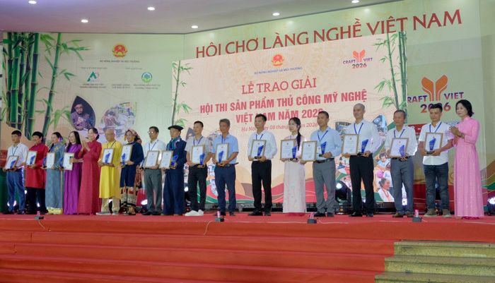 Các tác giả đạt giải Khuyến khích hội thi. Ảnh: Tùng Nguyễn