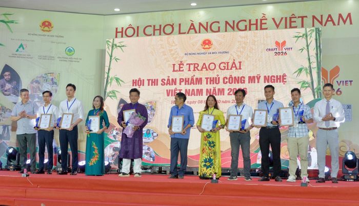 Các tác giả đạt giải Nhì hội thi. Ảnh: Tùng Nguyễn