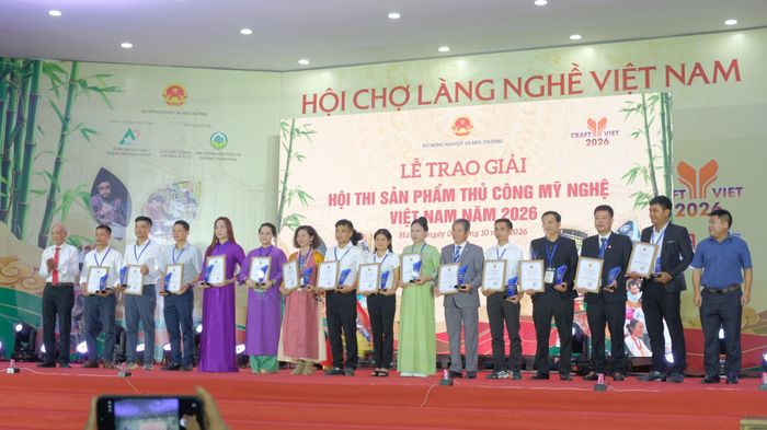 Các tác giả đạt giải Ba hội thi. Ảnh: Tùng Nguyễn