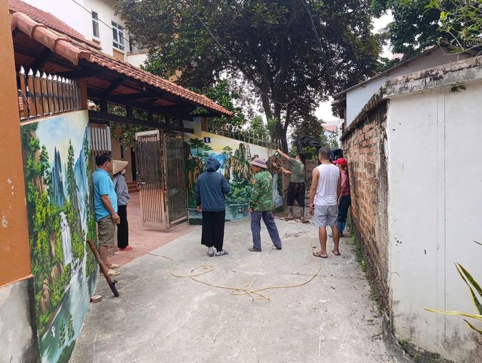 Người dân xóm Chùa 2, khu dân cư Thuần Mỹ, thôn Trạch Mỹ Lộc, xã Phúc Thọ tháo dỡ công trình để mở đường.