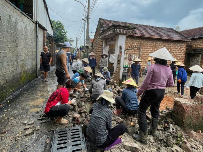 Nhân dân khu dân cư Mỹ Giang, thôn Trạch Mỹ Lộc chung sức giúp đỡ hộ gia đình dọn công trình sau hiến đất.