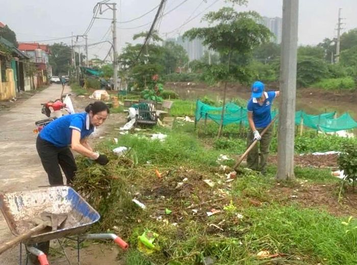 Nông dân xã Bát Tràng tích cực tham gia dọn dẹp đường làng ngõ xóm. Ảnh: Trần Bảo