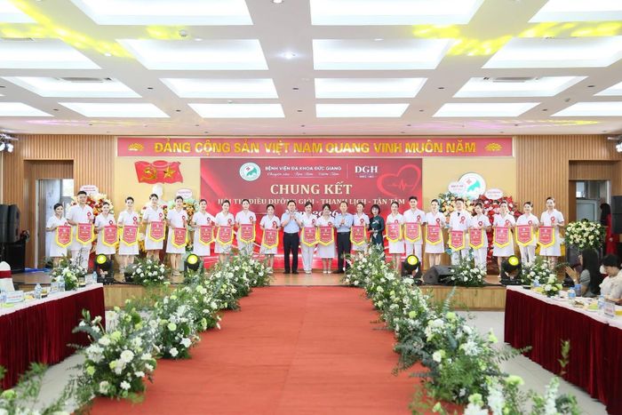 Ban Giám đốc bệnh viện tặng cờ lưu niệm cho các thí sinh. Ảnh: BVCC